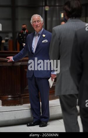 Le Prince de Galles lors d'une visite à Lloyd's, le premier marché mondial de l'assurance et de la réassurance, dans le centre de Londres, pour accueillir le premier groupe de travail sur l'assurance en personne dans le cadre de son initiative de marchés durables (SMI) et visiter la salle de souscription pour rencontrer les souscripteurs, Courtiers et membres du marché du Lloyd's. Date de la photo: Jeudi 24 juin 2021. Banque D'Images