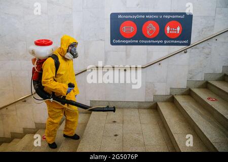 Moscou, Russie. 24 juin 2021. Le 24 juin 2021, un employé municipal portant une combinaison de protection désinfecte une gare de Moscou, en Russie. La Russie a enregistré 20,182 nouvelles infections à coronavirus au cours des 24 dernières heures, la plus forte augmentation quotidienne depuis janvier 24, portant le nombre national à 5,388,695, a déclaré le centre officiel de surveillance et d'intervention jeudi. Credit: Alexander Zemlianichenko Jr/Xinhua/Alay Live News Banque D'Images