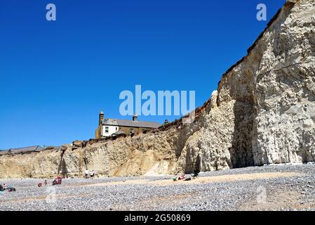 Vieux chalets perchés sur le bord de la falaise à Birling Gap en raison de l'érosion côtière sévère, près d'Eastbourne East Sussex Angleterre Banque D'Images