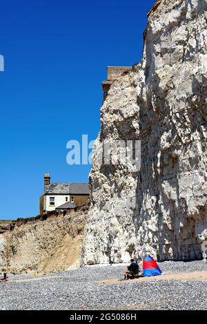 Vieux chalets perchés sur le bord de la falaise à Birling Gap en raison de l'érosion côtière sévère, près d'Eastbourne East Sussex Angleterre Banque D'Images