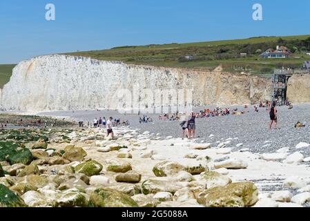 La plage de Birling Gap dans le parc national de South Downs par une chaude journée d'été, Seven Sisters près d'Eastbourne est Sussex Angleterre Banque D'Images