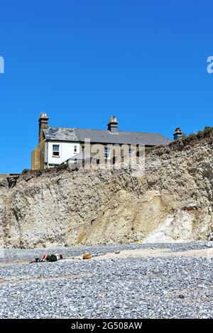 Vieux chalets perchés sur le bord de la falaise à Birling Gap en raison de l'érosion côtière sévère, près d'Eastbourne East Sussex Angleterre Banque D'Images