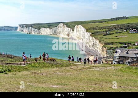 Les falaises de craie du littoral de Seven Sisters à Birling Gap, parc national de South Downs, lors d'une chaude journée d'été ensoleillée, Eastbourne East Sussex, Angleterre Banque D'Images