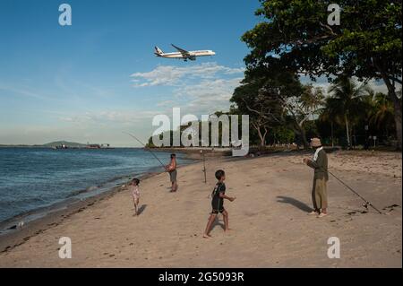 23.06.2021, Singapour, République de Singapour, Asie - les gens profitent d'une journée ensoleillée le long de la rive du parc Changi Beach pendant la crise corona durable. Banque D'Images