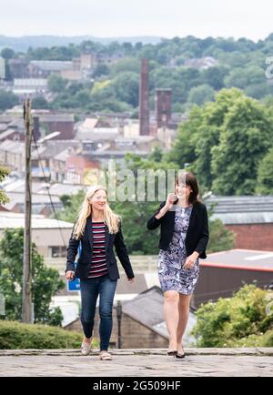 La chancelière Rachel Reeves (à droite), avec le candidat travailliste à l'élection partielle de Batley et SPEN, Kim Leadbeater, alors qu'elle était sur la piste de campagne à Bately, dans le West Yorkshire, avant l'élection partielle du 1er juillet. Date de la photo: Jeudi 24 juin 2021. Banque D'Images