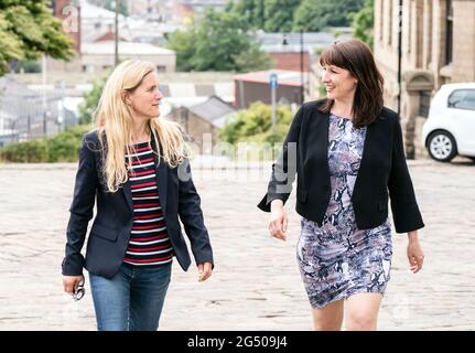 La chancelière Rachel Reeves (à droite), avec le candidat travailliste à l'élection partielle de Batley et SPEN, Kim Leadbeater, alors qu'elle était sur la piste de campagne à Bately, dans le West Yorkshire, avant l'élection partielle du 1er juillet. Date de la photo: Jeudi 24 juin 2021. Banque D'Images