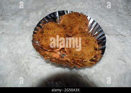 Vue de dessus des en-cas indiens mélanger le veg cutlet enrobé de nouilles Maggi croustillantes. Délicieux mélange de légumes et de côtelettes de pakoda maison bhajiya dans le style de la rue Banque D'Images