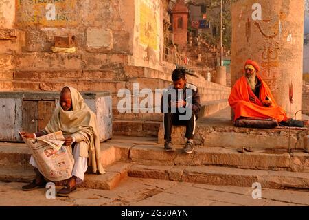 VARANASI, INDE: Un Indien lisant des nouvelles dans le journal du matin sur le ghat de varanasi de la ville historique le 3 février 2021. Banque D'Images