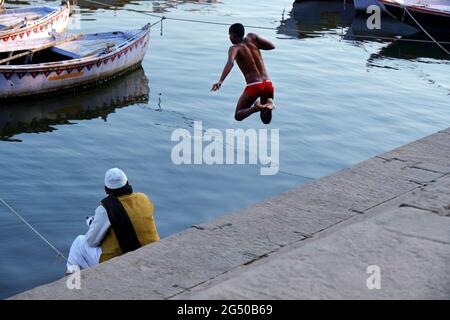 Jeune garçon dans le fleuve Ganga à Varanasi, Inde. Banque D'Images