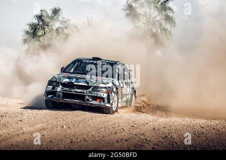 Mandria, Paphos District, Chypre - 11 novembre 2018: Mitsubishi lancer EVO 9 dérive sur piste de terre pendant le rallye automobile de Paphos Sprint Banque D'Images