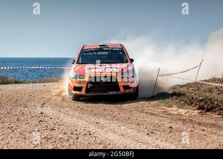 Mandria, Paphos District, Chypre - 11 novembre 2018: Mitsubishi lancer EVO 6 dérive sur piste de terre pendant le rallye automobile de Paphos Sprint Banque D'Images