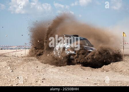 Mandria, Paphos District, Chypre - 11 novembre 2018: Mitsubishi lancer EVO 9 soulève des nuages de poussière pendant le rallye automobile de Paphos Sprint Banque D'Images