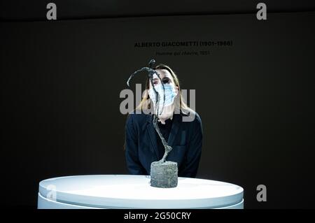 LONDRES 24 juin 2021. ALBERTO GIACOMETTI (1901-1966) Homme qui chavire. Estimation GBP 12,000,000 - GBP 18,000,000, signée, numérotée et estampillée de la marque de fonderie A. Giacometti 6/6 Alexis. Rudier Fondeur. Paris’ (à la base) bronze avec patine marron foncé hauteur : 23 3/8 po. (59.5 cm) Conçu en 1950; cet exemple, mis en avant par Alexis Rudier en 1951, est l'un des six moulages enregistrés. La vente a lieu le 30 juin. LES IMAGES DOIVENT ÊTRE SOUS EMBARGO JUSQU'À 10 H 30. Credit amer ghazzal/Alamy Live News Banque D'Images