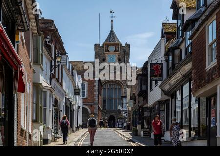 Lion St en direction de l'église St Mary's Church, Rye, West Sussex, Angleterre, Royaume-Uni. Banque D'Images