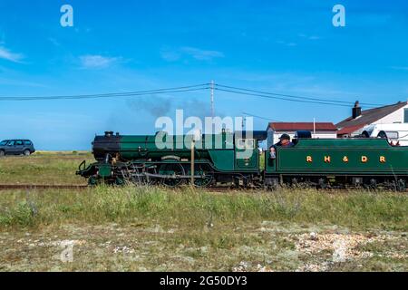 Le Loco Steam Southern Maid, du chemin de fer de Romney, Hythe & Dymchurch, traversant la zone de la Dungeness Easte, Kent, Royaume-Uni. Banque D'Images