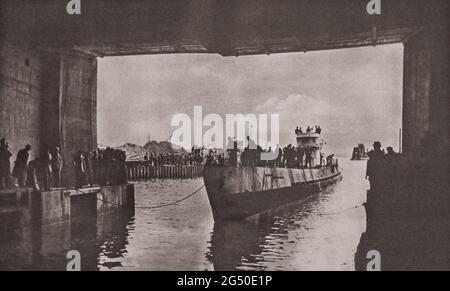 La période de la Seconde Guerre mondiale de la propagande nazie allemande. L'U-boat de la Kriegsmarine allemande retourne à un quai de réparation après un raid dans l'Atlantique. France. Banque D'Images