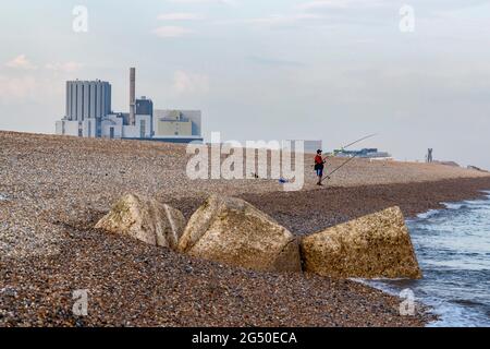 Station nucléaire de Dungeness vue de la plage de Dengemash avec un pêcheur sur le rivage, Romeny Marsh, Kent, Angleterre, Royaume-Uni. Banque D'Images