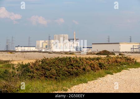 Station nucléaire de Dungeness vue de Dengemarsh Road de l'autre côté du shingle, Romeny Marsh, Kent, Angleterre, Royaume-Uni. Banque D'Images