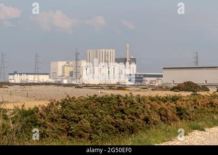 Station nucléaire de Dungeness vue de Dengemarsh Road de l'autre côté du shingle, Romeny Marsh, Kent, Angleterre, Royaume-Uni. Banque D'Images