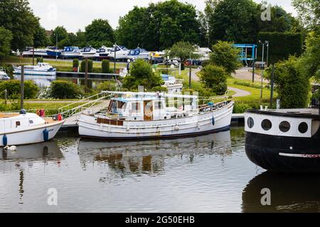 Bateaux amarrés à Farndon Marina, près de Newark, dans le Nottinghamshire, en Angleterre. Banque D'Images