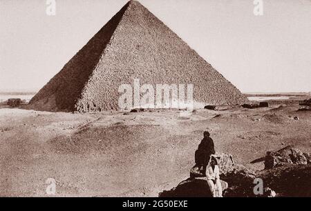 Égypte ancienne. La Grande Pyramide de Khufu (Cheops) an Gezeh. (Vue du nord-ouest, la vallée du Nil en arrière-plan). 1912 Banque D'Images