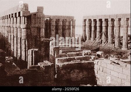 Égypte ancienne. Période Empire. La cour d'Amenhotep III de colonnes de bourgeon de papyrus en grappes. Temple de Louxor. 1912 Banque D'Images