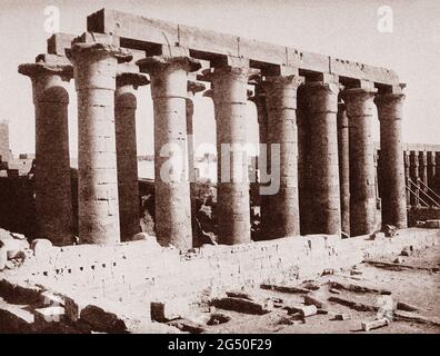 Égypte ancienne. Période Empire. Colonnes de la Nave of Amenhotep III salle inachevée. 1912 les allées latérales et les colonnes plus petites devraient avoir été r Banque D'Images