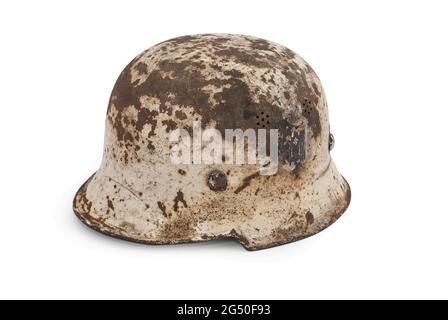 L'Allemagne à la Seconde Guerre mondiale Casque de l'armée allemande (modèle M35) avec camouflage d'hiver et décalcomanies sur fond isolé. Banque D'Images