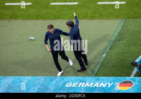 Munich, Allemagne. 23 juin 2021. Football: Championnat d'Europe, Allemagne - Hongrie, tour préliminaire, Groupe F, Matchday 3 à l'EM Arena de Munich. L'entraîneur allemand Joachim Löw (r) parle à l'entraîneur assistant Marcus Sorg peu avant le coup de sifflet final. Credit: Christian Charisius/dpa/Alay Live News Banque D'Images