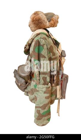 Période de la Seconde Guerre mondiale. Vintage allemand Wehrmacht uniforme avec parka double face d'hiver Wehrmacht Splinter-A, chapeau de fourrure, jumelles militaires et tablette. N/a Banque D'Images