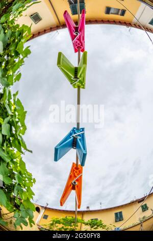 Épingles à linge de couleur accrochées par un fil Banque D'Images