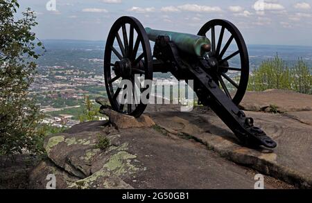 Cannon surplombe Chattanooga et la rivière Tennessee à Moccasin Bend, à partir de point Park, sur Lookout Mountain, Tennessee. Banque D'Images