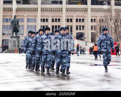 23 mars 2018, Moscou, Russie: Une branche de la Garde russe marchant le long de l'allée devant le monument Lénine au stade Luzhniki..les unités de la Garde nationale russe se préparent à assurer la sécurité générale lors d'un match de football au stade Luzhniki à Moscou. (Image de crédit : © Mihail Siergiejewicz/SOPA Images via ZUMA Wire) Banque D'Images