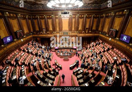 Italie, Rome, 23 juin 2021 : le Premier ministre Mario Draghi assiste à la réunion du Sénat consacrée aux communications gouvernementales sur le prochain pays européen Banque D'Images