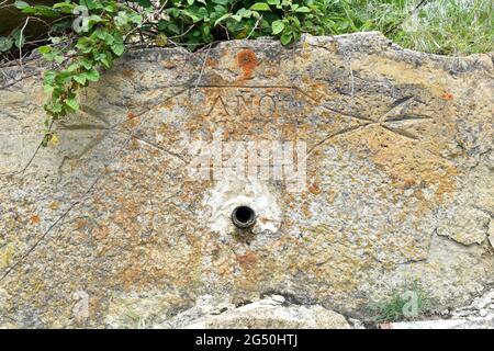 Fontaine avec son bec dans le village dépeuplement de Buimanco, Soria, Espagne. Inscription sur la pierre indiquant la date de sa construction 1883. Banque D'Images