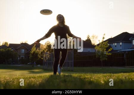 White Caucasien adulte femme jouant Ultimate Frisbee Banque D'Images