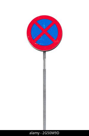 Il est interdit de se tenir debout. Panneau routier européen standard rond sur poteau métallique vertical isolé sur fond blanc Banque D'Images