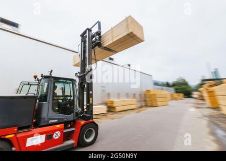 Hausach, Allemagne. 07e juin 2021. Un chariot élévateur transporte du bois scié sur le site d'une scierie. Les prix du bois sur le marché mondial ont fortement augmenté ces derniers temps, et ce changement se fait également sentir dans les Scieries du sud-ouest. Credit: Philipp von Ditfurth/dpa/Alay Live News Banque D'Images