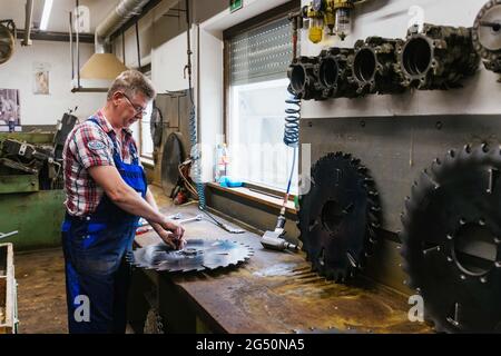Hausach, Allemagne. 07e juin 2021. Un employé d'une scierie entretient une lame de scie. Les prix du bois sur le marché mondial ont fortement augmenté ces derniers temps, et ce changement se fait également sentir dans les Scieries du sud-ouest. Credit: Philipp von Ditfurth/dpa/Alay Live News Banque D'Images