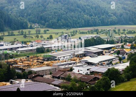 Hausach, Allemagne. 07e juin 2021. Le site d'une scierie peut être vu d'une colline adjacente. Les prix du bois sur le marché mondial ont fortement augmenté dans le passé récent, et ce changement est également ressenti par les Scieries du sud-ouest. Credit: Philipp von Ditfurth/dpa/Alay Live News Banque D'Images
