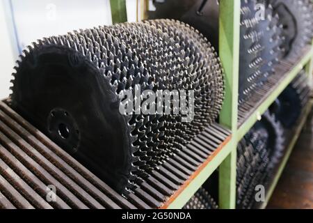 Hausach, Allemagne. 07e juin 2021. Les lames de scie sont stockées sur une étagère dans les locaux d'une scierie. Les prix du bois sur le marché mondial ont fortement augmenté ces derniers temps, et ce changement se fait également sentir dans les Scieries du sud-ouest. Credit: Philipp von Ditfurth/dpa/Alay Live News Banque D'Images
