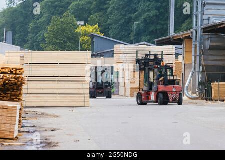 Hausach, Allemagne. 07e juin 2021. Les chariots élévateurs transportent du bois scié sur le site d'une scierie. Les prix du bois sur le marché mondial ont fortement augmenté ces derniers temps, et ce changement se fait également sentir dans les Scieries du sud-ouest. Credit: Philipp von Ditfurth/dpa/Alay Live News Banque D'Images