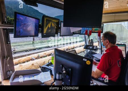 Hausach, Allemagne. 07e juin 2021. Un employé d'une scierie exploite le système de tri du bois rond dans les locaux d'une scierie. Les prix du bois sur le marché mondial ont fortement augmenté ces derniers temps, et ce changement se fait également sentir dans les Scieries du sud-ouest. Credit: Philipp von Ditfurth/dpa/Alay Live News Banque D'Images