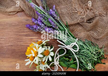 bouquet de zinnia et lavande sur une table en bois rustique Banque D'Images