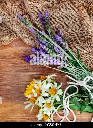 bouquet de zinnia et lavande sur une table en bois rustique Banque D'Images