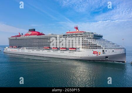 Scarlet Lady est un bateau de croisière exploité par Virgin Voyages. La dame écarlate arrive au port international de Portsmouth un matin ensoleillé. Banque D'Images