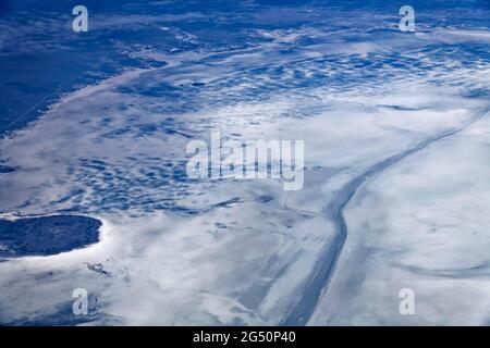 Vue aérienne d'Etosha Pan, vue par la fenêtre d'un avion passager, région de Kunene, Namibie Banque D'Images