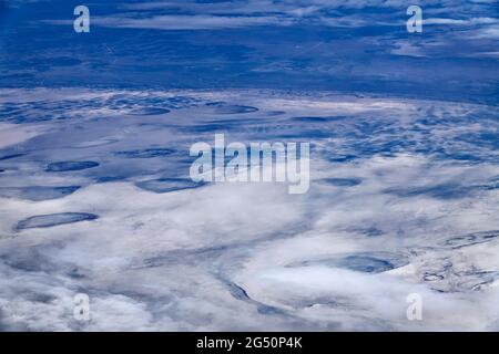 Vue aérienne d'Etosha Pan, vue par la fenêtre d'un avion passager, région de Kunene, Namibie Banque D'Images