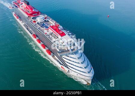 Scarlet Lady est un bateau de croisière exploité par Virgin Voyages. La dame écarlate arrive au port international de Portsmouth un matin ensoleillé. Banque D'Images