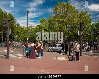 Paris, France, mai 2021. La vie quotidienne dans les rues de Paris, des souvenirs peuvent être achetés dans la rue littéralement sur le trottoir Banque D'Images